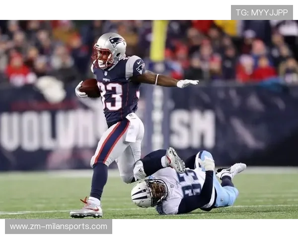 前锋被训练做“持球转身+摆脱防守”的连贯动作提升终结效率